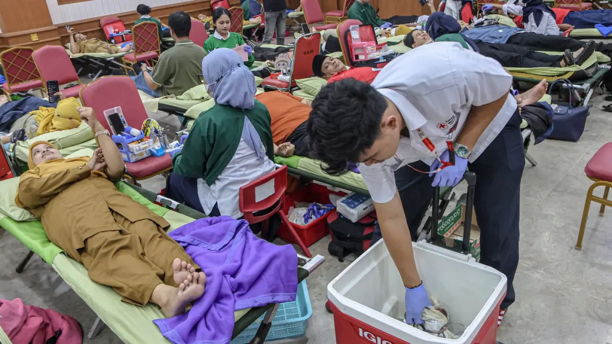 Sejumlah ASN mengikuti kegiatan donor darah di Kantor Walikota Jakarta Barat, Selasa (10/03/2026). (Hanung Hambara/Jawa Pos)