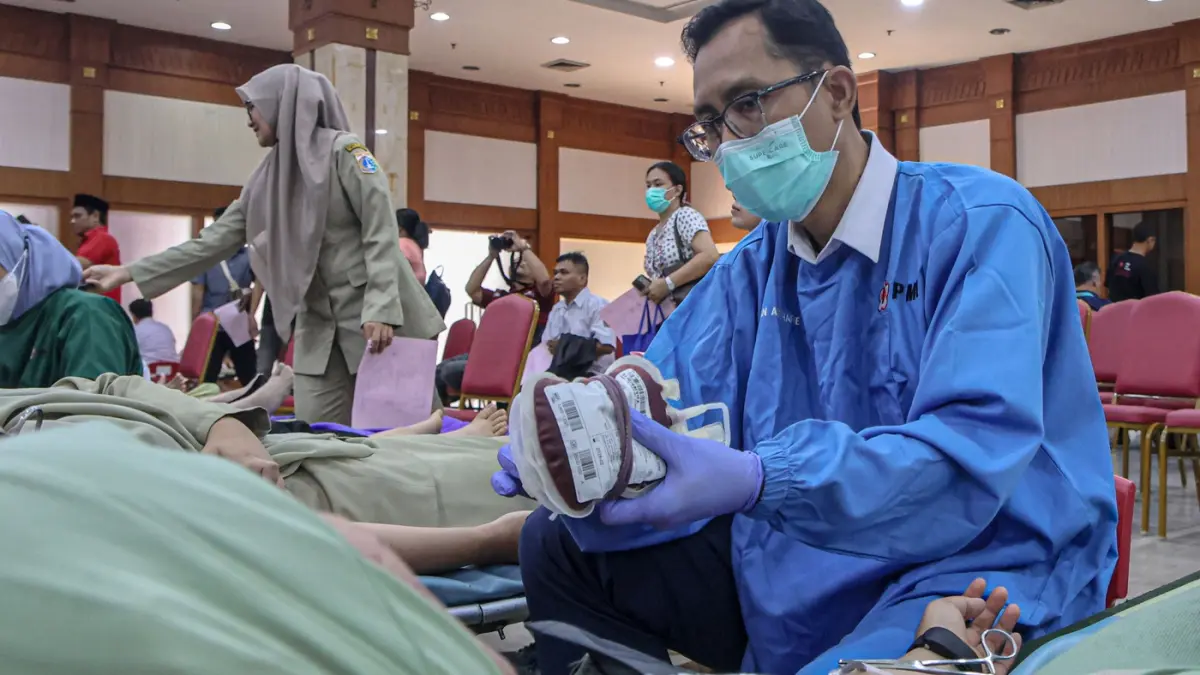 Sejumlah ASN mengikuti kegiatan donor darah di Kantor Walikota Jakarta Barat, Selasa (10/03/2026). (Hanung Hambara/Jawa Pos)