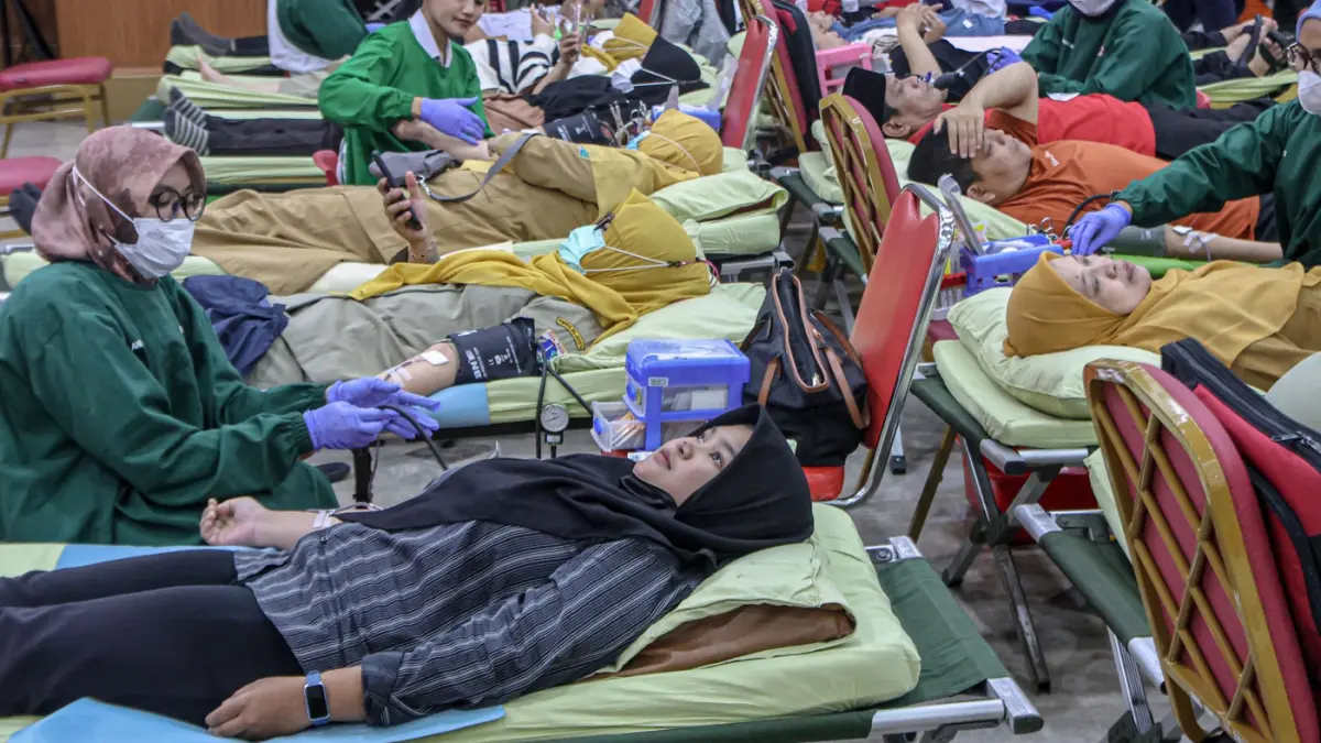 Sejumlah ASN mengikuti kegiatan donor darah di Kantor Walikota Jakarta Barat, Selasa (10/03/2026). (Hanung Hambara/Jawa Pos)