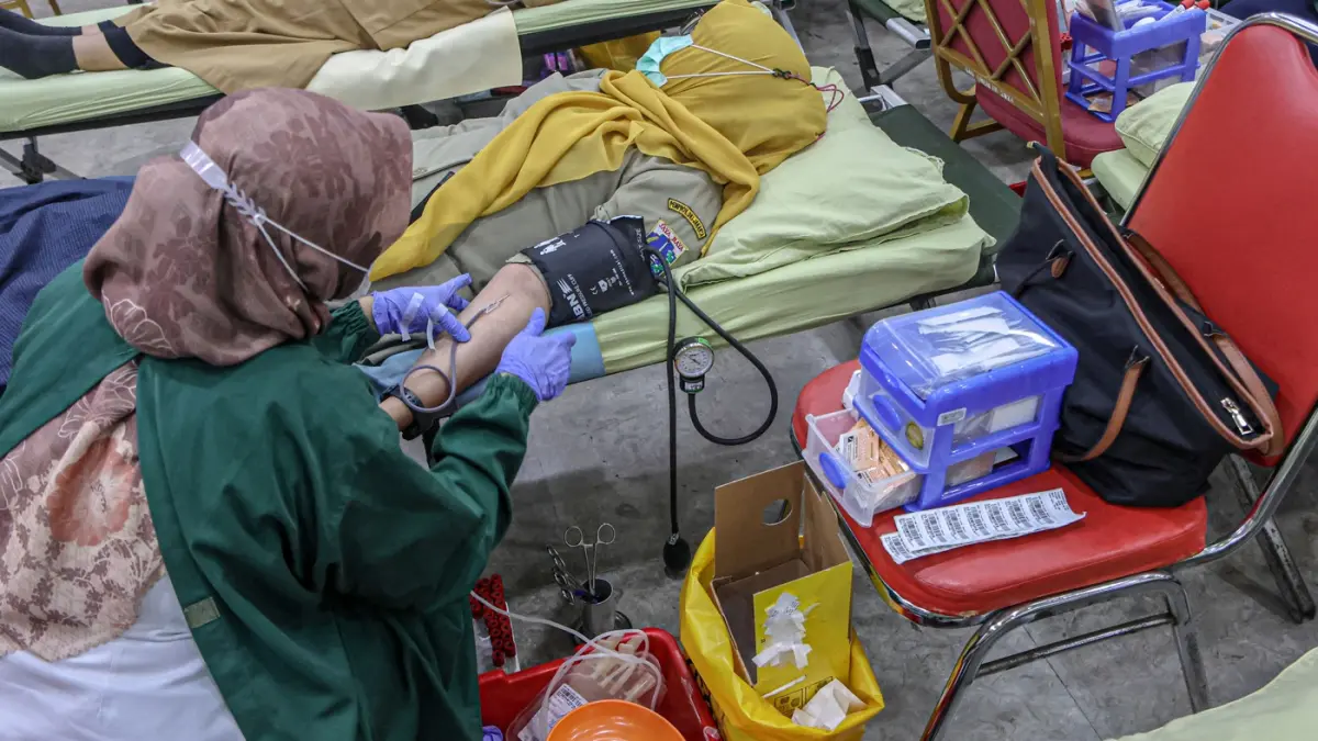 Sejumlah ASN mengikuti kegiatan donor darah di Kantor Walikota Jakarta Barat, Selasa (10/03/2026). (Hanung Hambara/Jawa Pos)