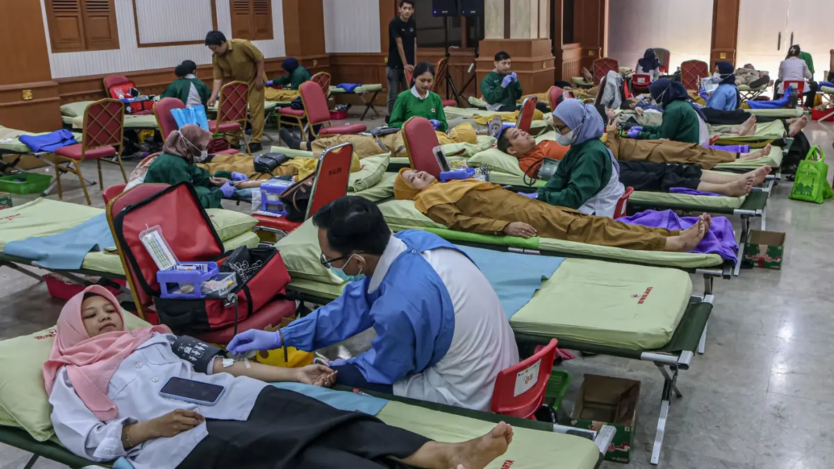 Sejumlah ASN mengikuti kegiatan donor darah di Kantor Walikota Jakarta Barat, Selasa (10/03/2026). (Hanung Hambara/Jawa Pos)