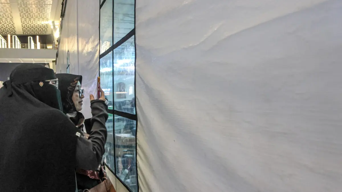 Sejumlah Warga Negara Indonesia (WNI) dari Iran tiba di Terminal 3, Bandara Soekarno-Hatta, Tangerang, Selasa (10/03/2026). (Hanung Hambara/Jawa Pos)