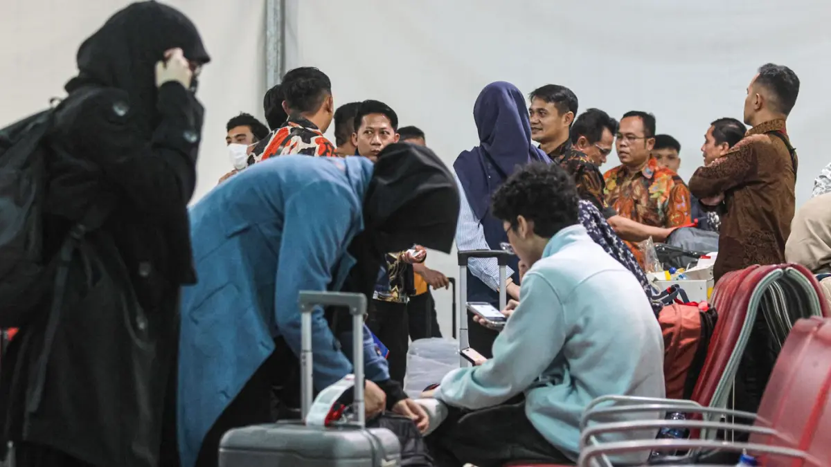 Sejumlah Warga Negara Indonesia (WNI) dari Iran tiba di Terminal 3, Bandara Soekarno-Hatta, Tangerang, Selasa (10/03/2026). (Hanung Hambara/Jawa Pos)