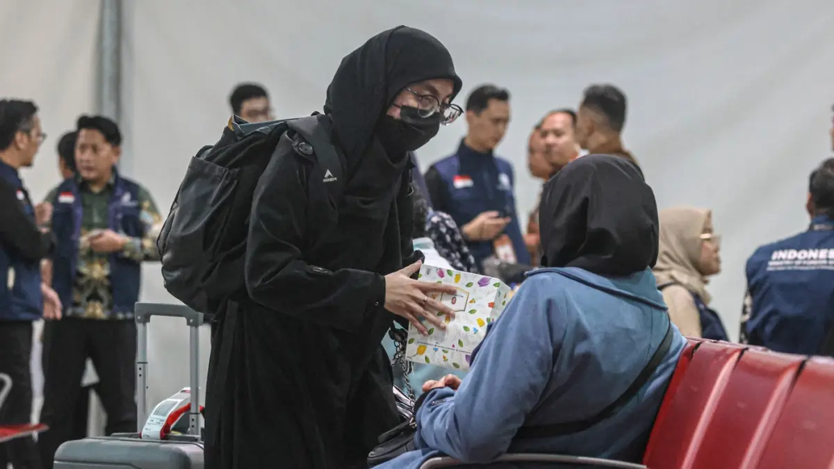 Sejumlah Warga Negara Indonesia (WNI) dari Iran tiba di Terminal 3, Bandara Soekarno-Hatta, Tangerang, Selasa (10/03/2026). (Hanung Hambara/Jawa Pos)