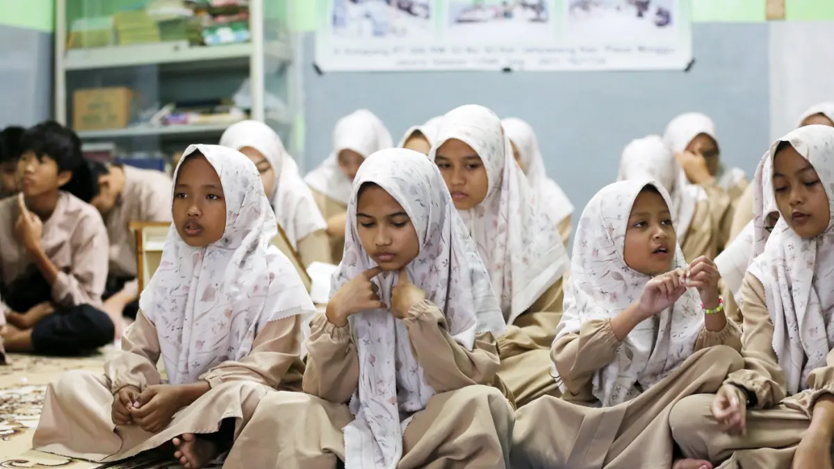 Suasana anak-anak Yatim Piatu bertadarus dan bersholawat menunggu waktu berbuka puasa di Panti Asuhan Yakin, Kawasan Pasar Minggu, Jakarta Selatan, Selasa (10/6/2026). (Dery Ridwansah/ JawaPos.com) 