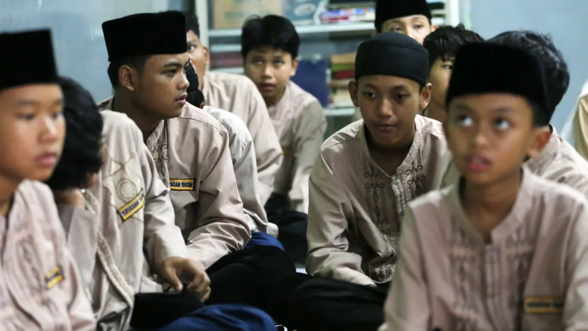 Suasana anak-anak Yatim Piatu bertadarus dan bersholawat menunggu waktu berbuka puasa di Panti Asuhan Yakin, Kawasan Pasar Minggu, Jakarta Selatan, Selasa (10/6/2026). (Dery Ridwansah/ JawaPos.com) 