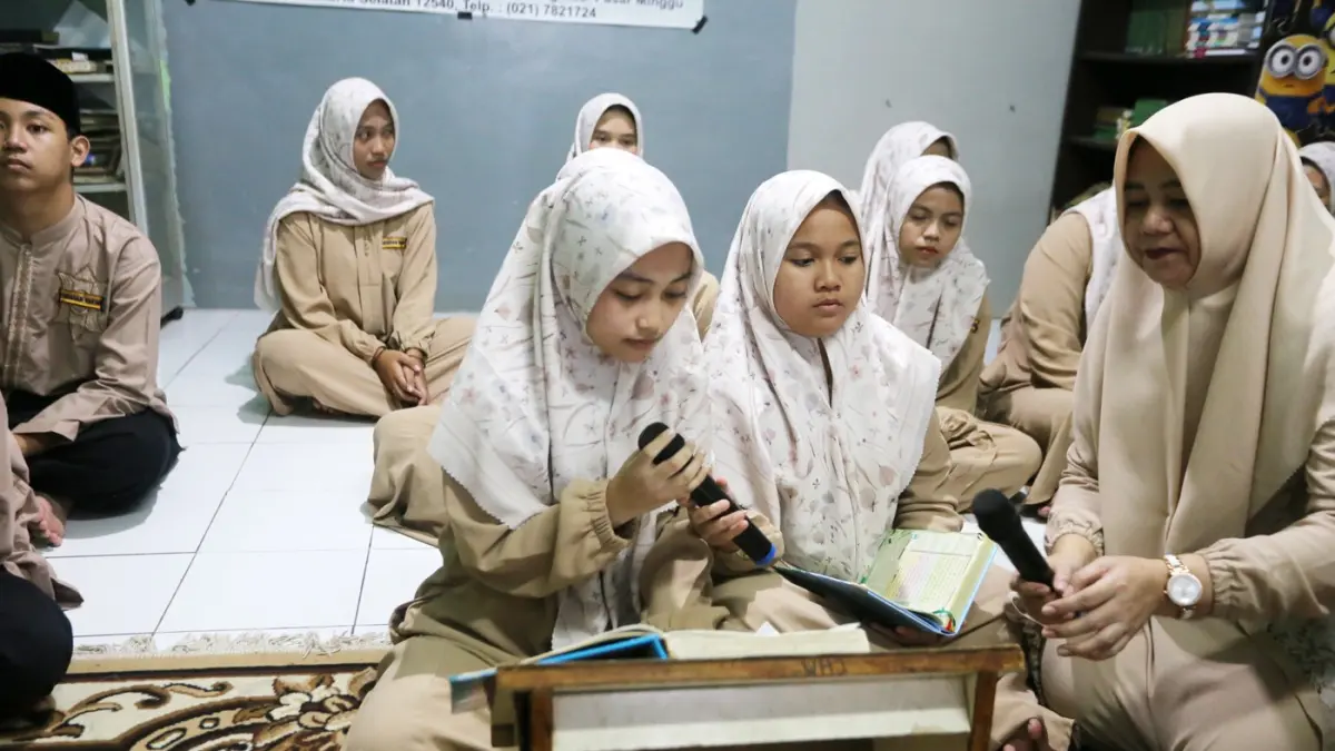 Suasana anak-anak Yatim Piatu bertadarus dan bersholawat menunggu waktu berbuka puasa di Panti Asuhan Yakin, Kawasan Pasar Minggu, Jakarta Selatan, Selasa (10/6/2026). (Dery Ridwansah/ JawaPos.com) 