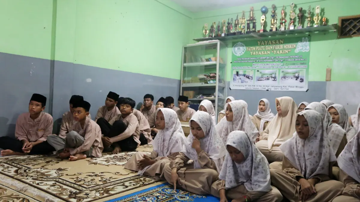 Suasana anak-anak Yatim Piatu bertadarus dan bersholawat menunggu waktu berbuka puasa di Panti Asuhan Yakin, Kawasan Pasar Minggu, Jakarta Selatan, Selasa (10/6/2026). (Dery Ridwansah/ JawaPos.com) 
