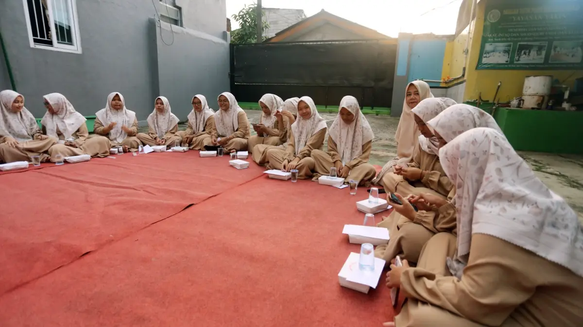 Suasana anak-anak Yatim Piatu bertadarus dan bersholawat menunggu waktu berbuka puasa di Panti Asuhan Yakin, Kawasan Pasar Minggu, Jakarta Selatan, Selasa (10/6/2026). (Dery Ridwansah/ JawaPos.com) 