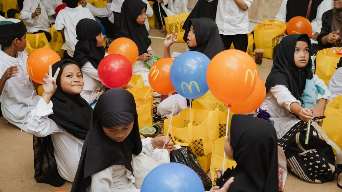 Kegiatan SADORA ditutup dengan pembagian paket berbuka puasa dan takjil dari McDonald’s Indonesia kepada seluruh peserta.