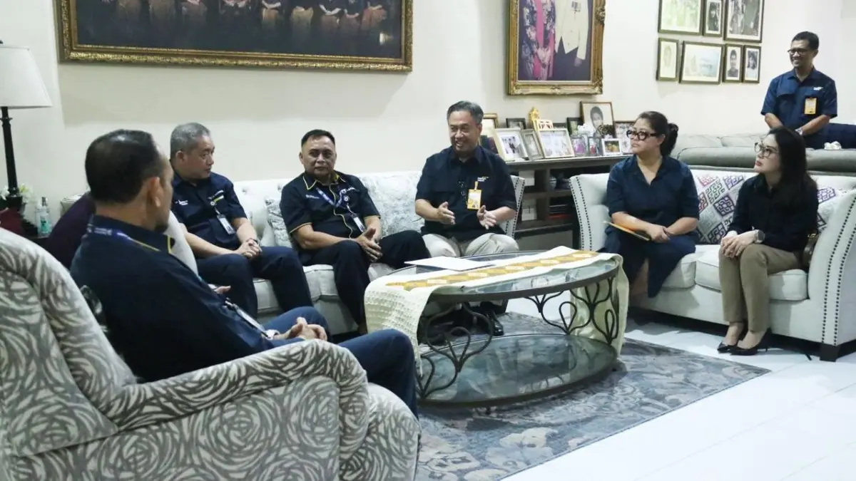 Direktur Utama PT ASABRI, Jeffry Haryadi P. Manullang, bersama Direktur Hubungan Kelembagaan PT ASABRI, Khaidir Abdurrahman, Direktur Utama Bank Mandiri Taspen, Panji Irawan serta Pejabat Eksekutif Funding (Retail & Network) Bank Mandiri Taspen, Rizky Oly