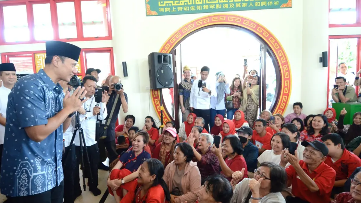 Menteri Koordinator Bidang Infrastruktur dan Pembangunan Kewilayahan, Agus Harimurti Yudhoyono, memberikan sambutan sebelum kegiatan pembagian bansos di Masjid Babah Alun, Jakarta, Rabu (11/3/2026).