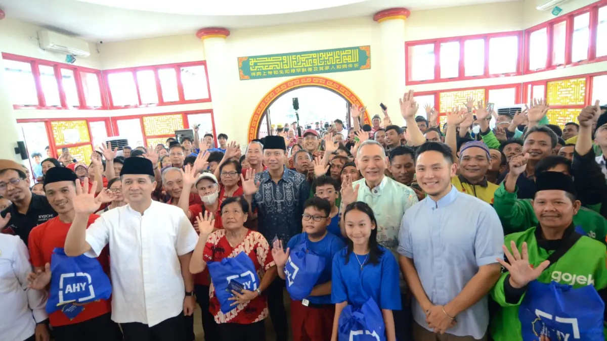 Menteri Koordinator Bidang Infrastruktur dan Pembangunan Kewilayahan, Agus Harimurti Yudhoyono, memberikan sambutan sebelum kegiatan pembagian bansos di Masjid Babah Alun, Jakarta, Rabu (11/3/2026).