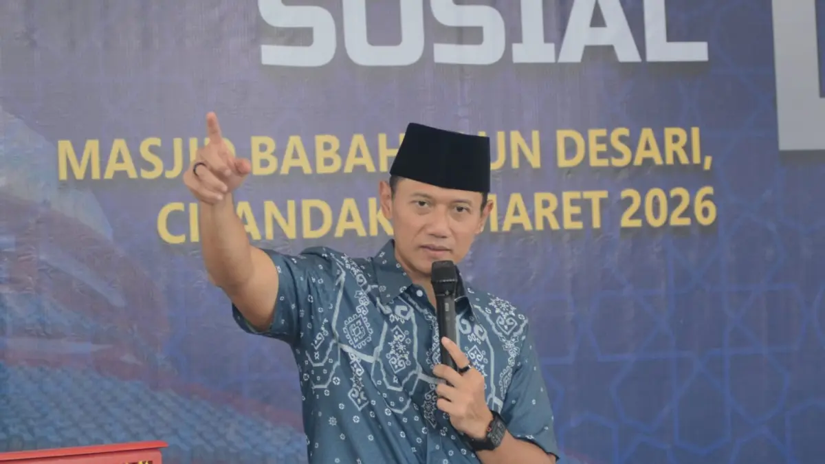 Menteri Koordinator Bidang Infrastruktur dan Pembangunan Kewilayahan, Agus Harimurti Yudhoyono, memberikan sambutan sebelum kegiatan pembagian bansos di Masjid Babah Alun, Jakarta, Rabu (11/3/2026).