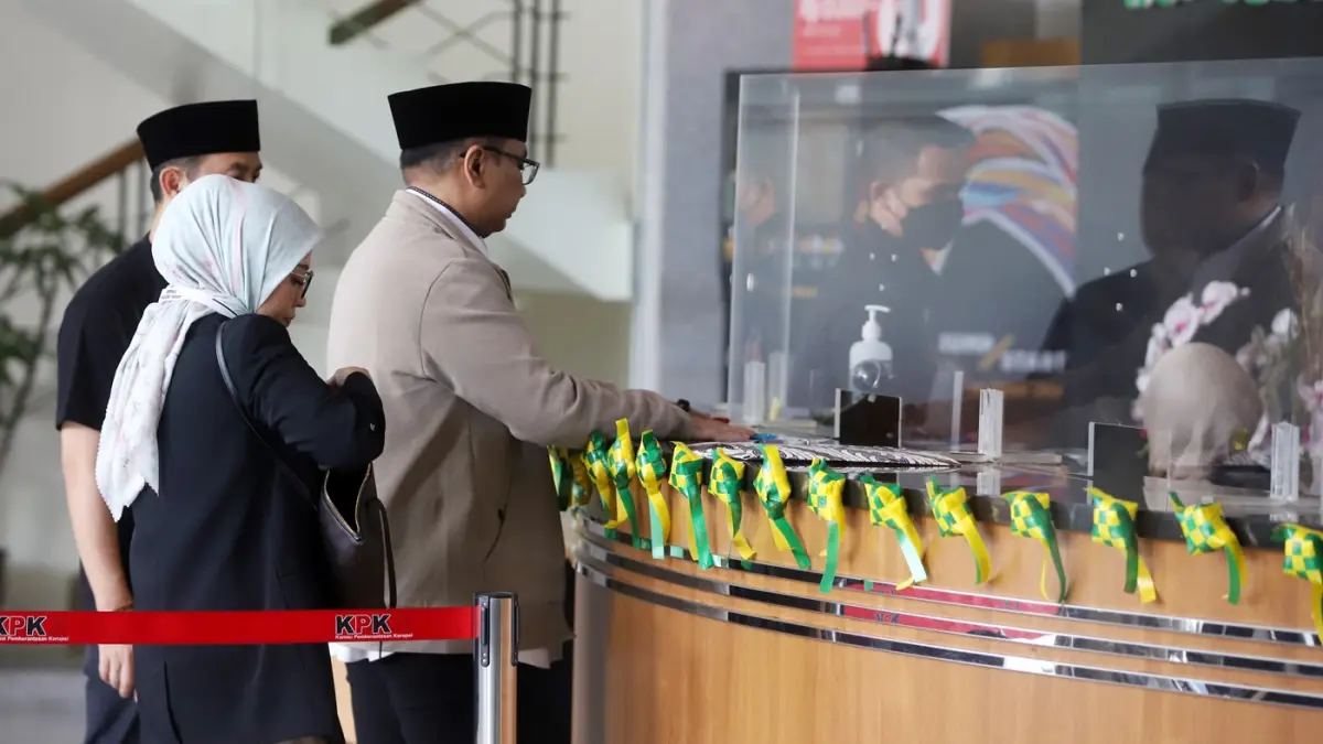 Tersangka kasus dugaan korupsi kuota haji dan penyelenggaraan ibadah haji Yaqut Cholil Qoumas bersiap menjalani pemeriksaan di Gedung Merah Putih KPK, Jakarta, Kamis (12/3/2026). (Dery Ridwansah/ JawaPos.com)