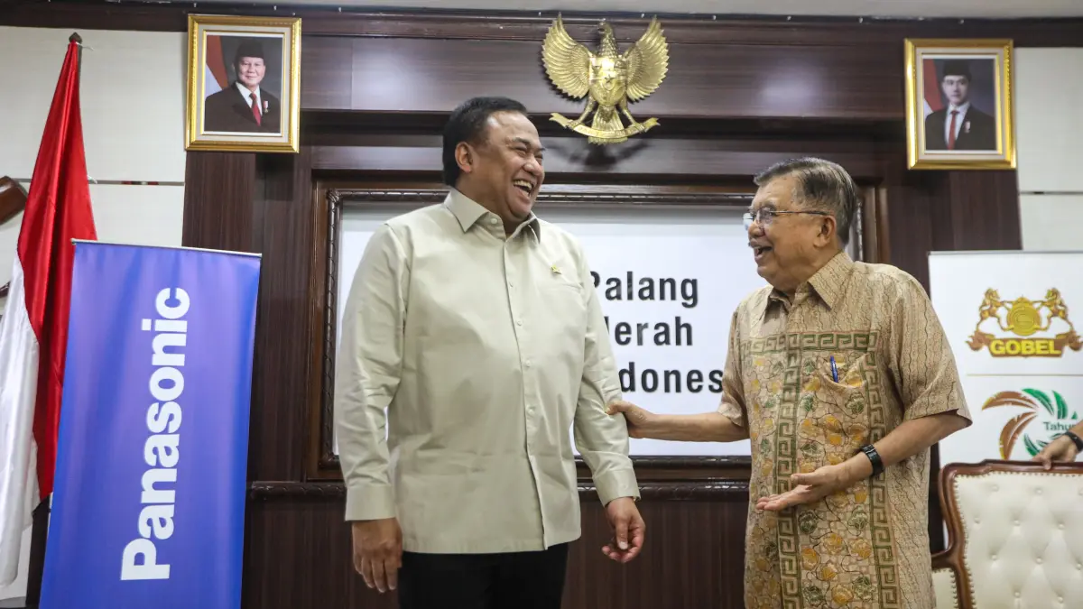 Chairman Gobel Group Rachmat Gobel berbincang dengan Ketua Umum Palang Merah Indonesia (PMI) Muhammad Jusuf Kalla saat acara penyerahan bantuan kemanusiaan di Markas Pusat PMI, Jakarta, Kamis (12/3/2026). (Salman Toyibi/Jawa Pos)