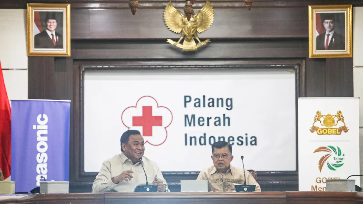 Chairman Gobel Group Rachmat Gobel berbincang dengan Ketua Umum Palang Merah Indonesia (PMI) Muhammad Jusuf Kalla saat acara penyerahan bantuan kemanusiaan di Markas Pusat PMI, Jakarta, Kamis (12/3/2026). (Salman Toyibi/Jawa Pos)