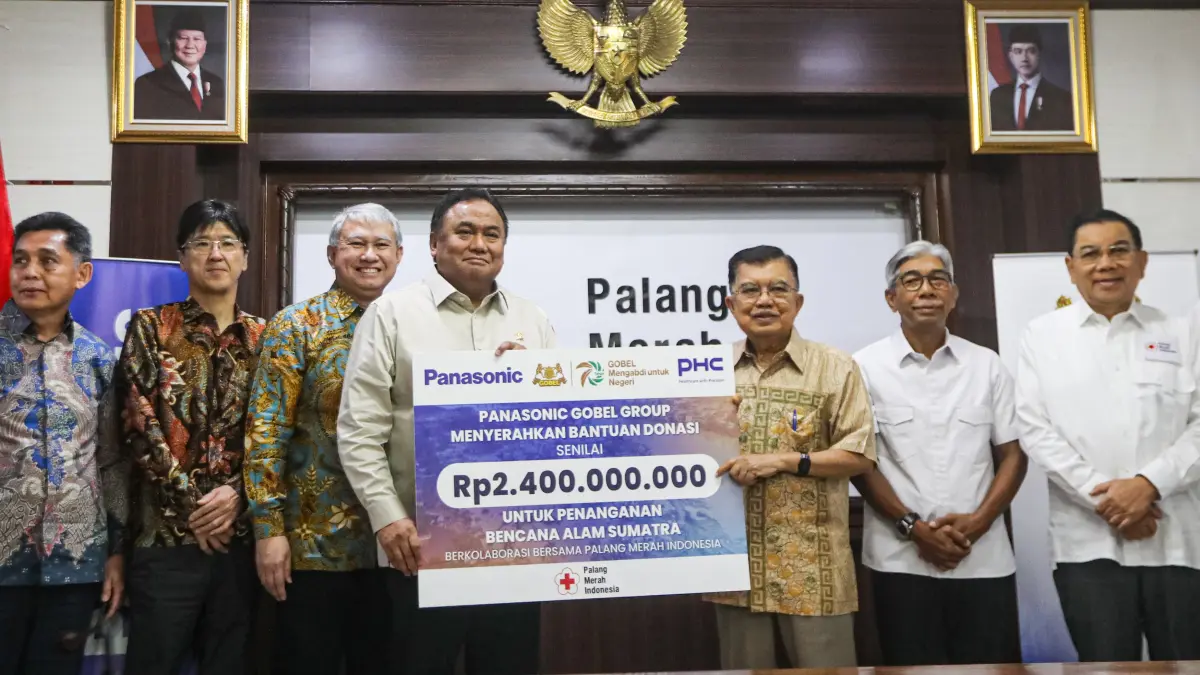 Chairman Gobel Group Rachmat Gobel berbincang dengan Ketua Umum Palang Merah Indonesia (PMI) Muhammad Jusuf Kalla saat acara penyerahan bantuan kemanusiaan di Markas Pusat PMI, Jakarta, Kamis (12/3/2026). (Salman Toyibi/Jawa Pos)