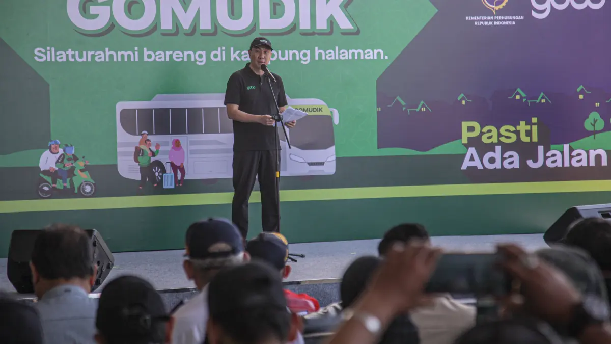 Direktur Utama / CEO GoTo Hans Patuwo menyampaikan sambutanya saat melepas mitra driver GoTo dalam rangka mudik gratis di Terminal Pulo Gebang, Jakarta, Jumat (13/03/2026). (Hanung Hambara/Jawa Pos)