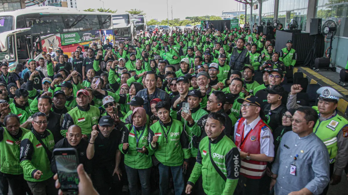 Menko Bidang Infrastruktur dan Pembangunan Kewilayahan Agus Harimurti Yudhoyono melepas mitra driver GoTo dalam rangka mudik gratis di Terminal Pulo Gebang, Jakarta, Jumat (13/03/2026). (Hanung Hambara/Jawa Pos)