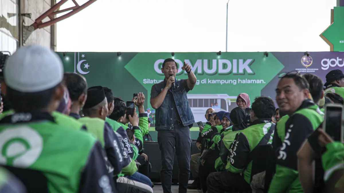Menko Bidang Infrastruktur dan Pembangunan Kewilayahan Agus Harimurti Yudhoyono melepas mitra driver GoTo dalam rangka mudik gratis di Terminal Pulo Gebang, Jakarta, Jumat (13/03/2026). (Hanung Hambara/Jawa Pos)
