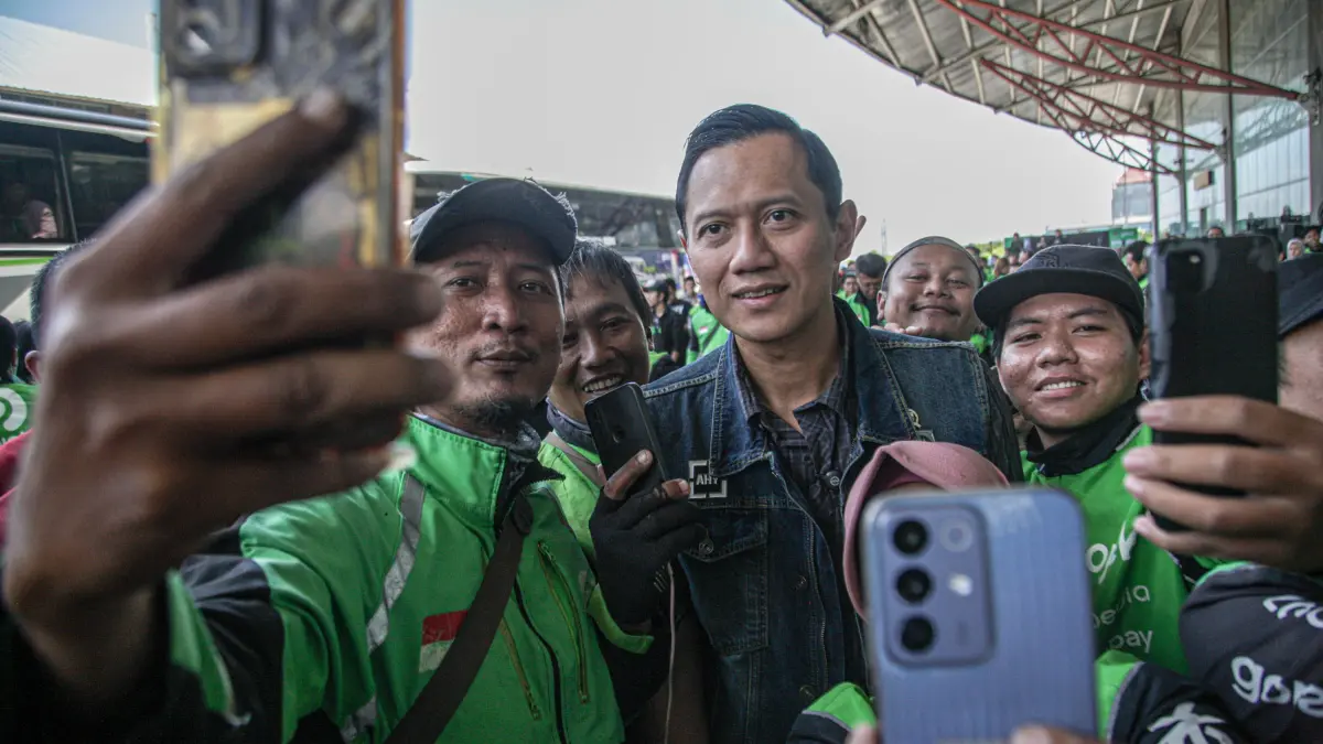 Menko Bidang Infrastruktur dan Pembangunan Kewilayahan Agus Harimurti Yudhoyono (tengah) berfoto saat melepas mitra driver GoTo dalam rangka mudik gratis di Terminal Pulo Gebang, Jakarta, Jumat (13/03/2026). (Hanung Hambara/Jawa Pos)