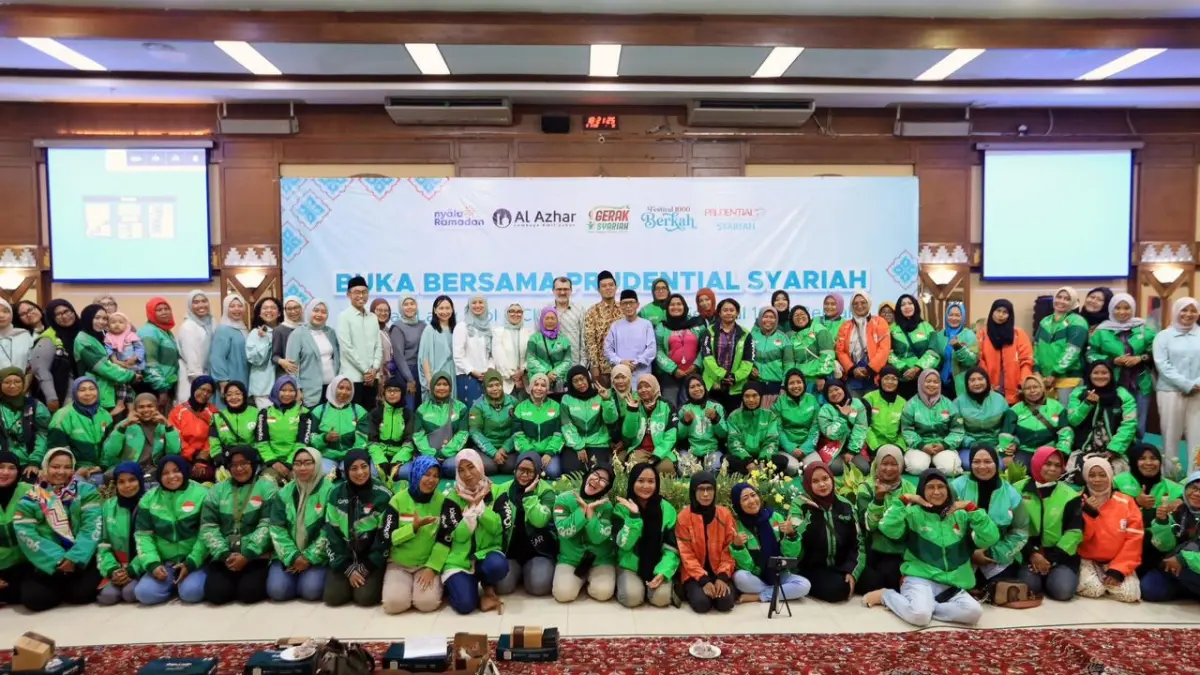 Perwakilan Prudential Syariah dan Yayasan Islam Al-Azhar bersama dengan pengemudi ojek online perempuan (Lady Ojol) berfoto bersama saat buka puasa di Aula Buya Hamka, Masjid Agung Al-Azhar, Jakarta Selatan Kamis (12/3/2026). 