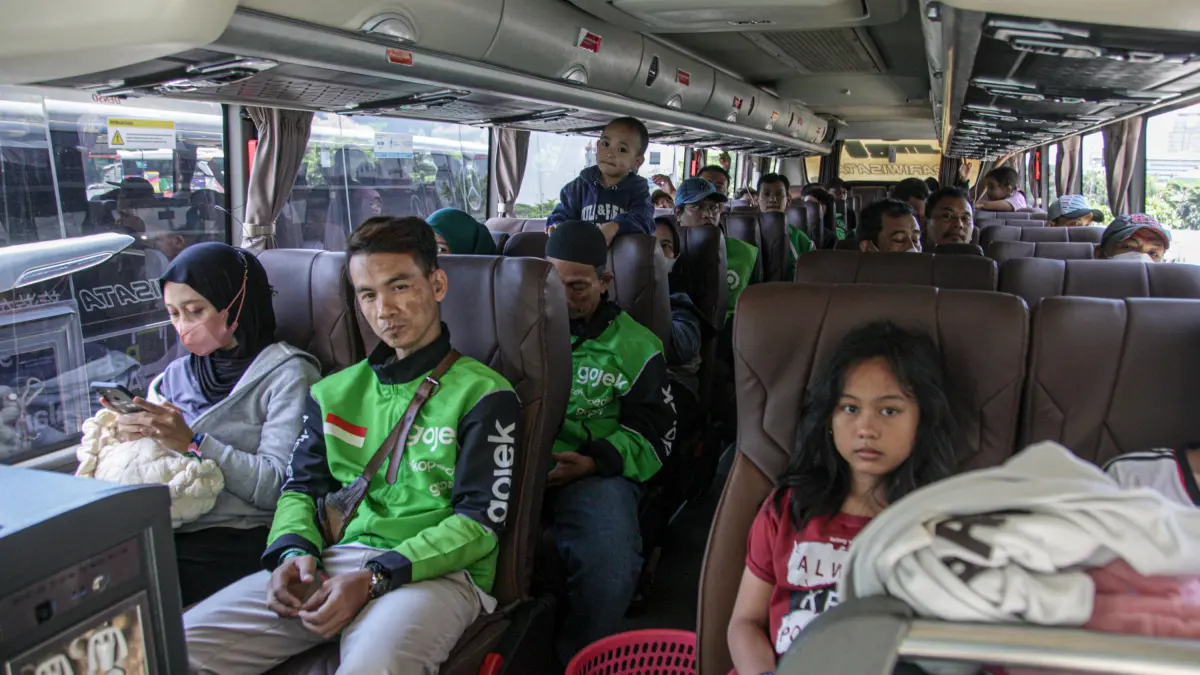 Sejumlah mitra driver GoTo diberangkatkan dalam rangka mudik gratis di Terminal Pulo Gebang, Jakarta, Jumat (13/03/2026). (Hanung Hambara/Jawa Pos)