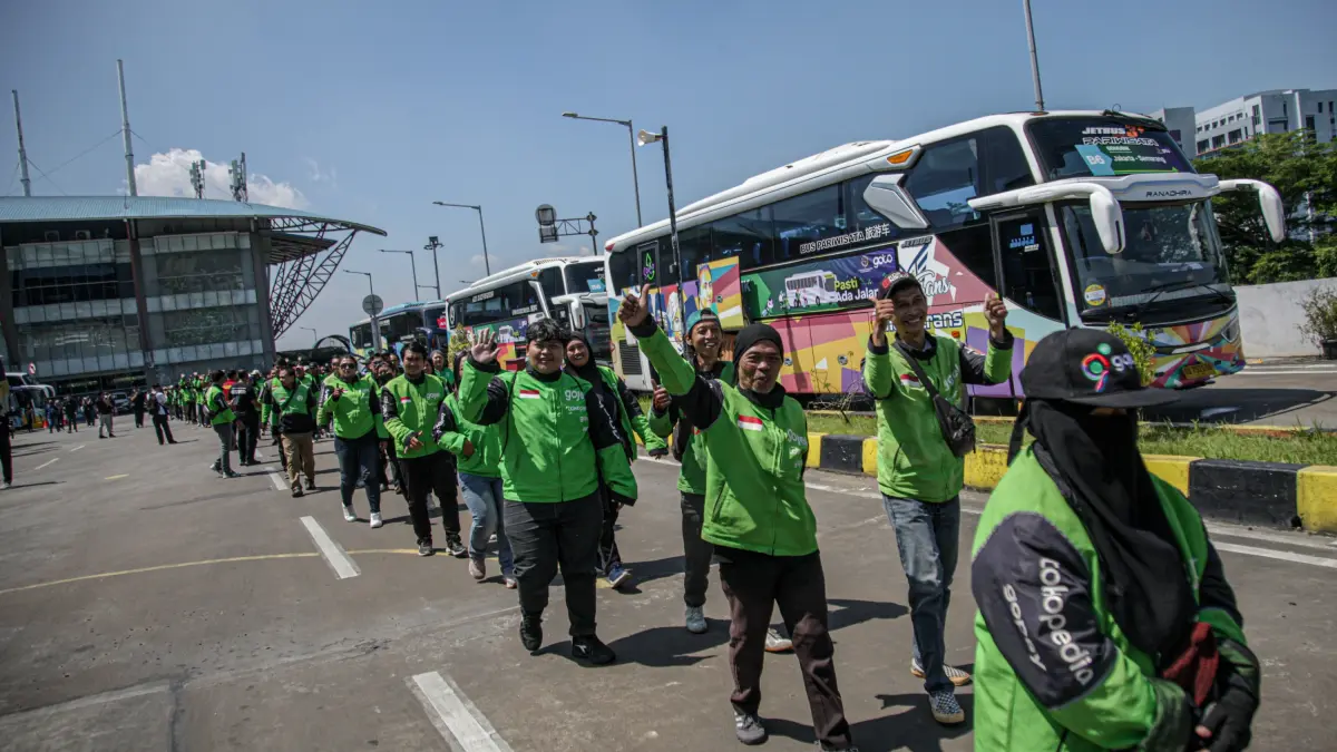 Sejumlah mitra driver GoTo diberangkatkan dalam rangka mudik gratis di Terminal Pulo Gebang, Jakarta, Jumat (13/03/2026). (Hanung Hambara/Jawa Pos)
