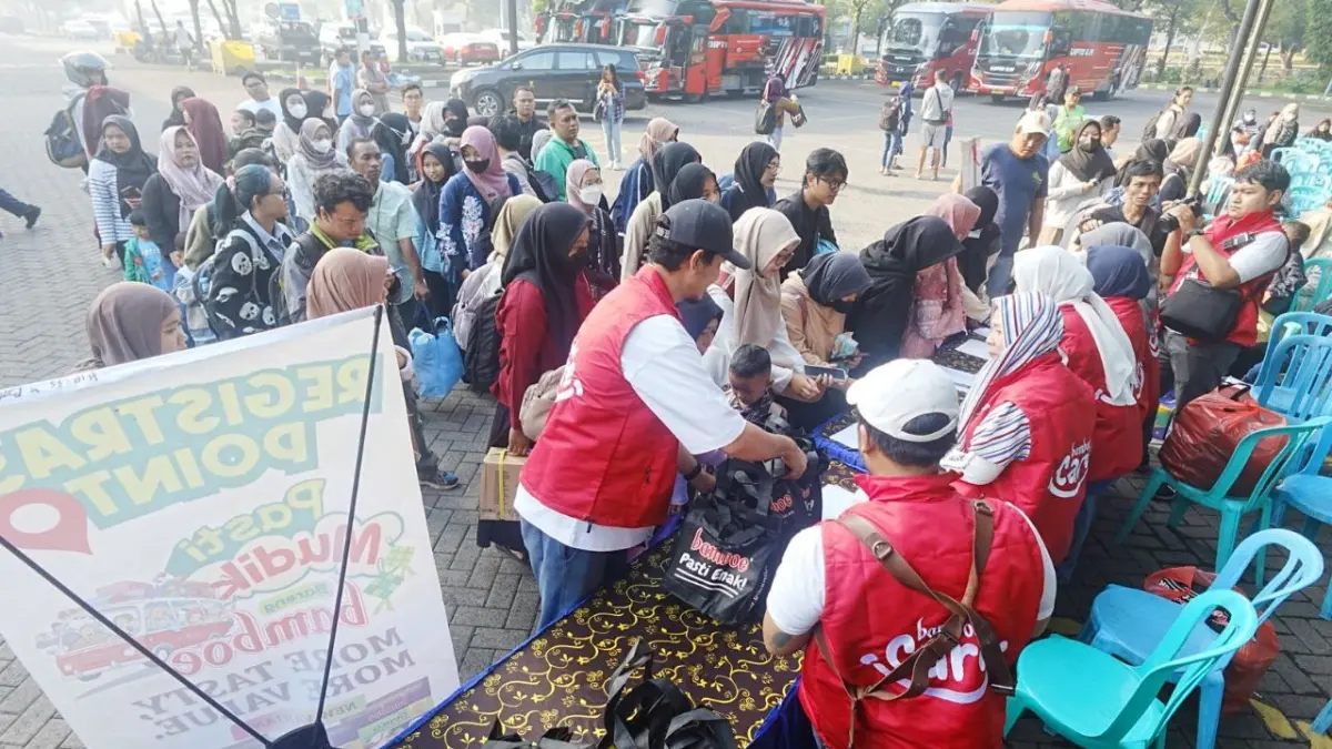 Antusiasme masyarakat mengikuti program “Pasti Mudik Bareng Bamboe” di Masjid Agung Al Akbar Surabaya, Sabtu (14/3/2026). (Moch. Rizky Pratama Putra/JawaPos,com)