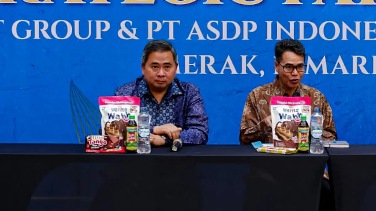 CEO FMCG OT Group Donny, bersama Direktur Teknik PT ASDP Indonesia Ferry (Persero) Nana Sutisna, didampingi jajaran manajemen OT Group dan PT ASDP Indonesia Ferry (Persero), dalam acara Strategic Partnership antara OT Group dan PT ASDP Indonesia Ferry (Pe
