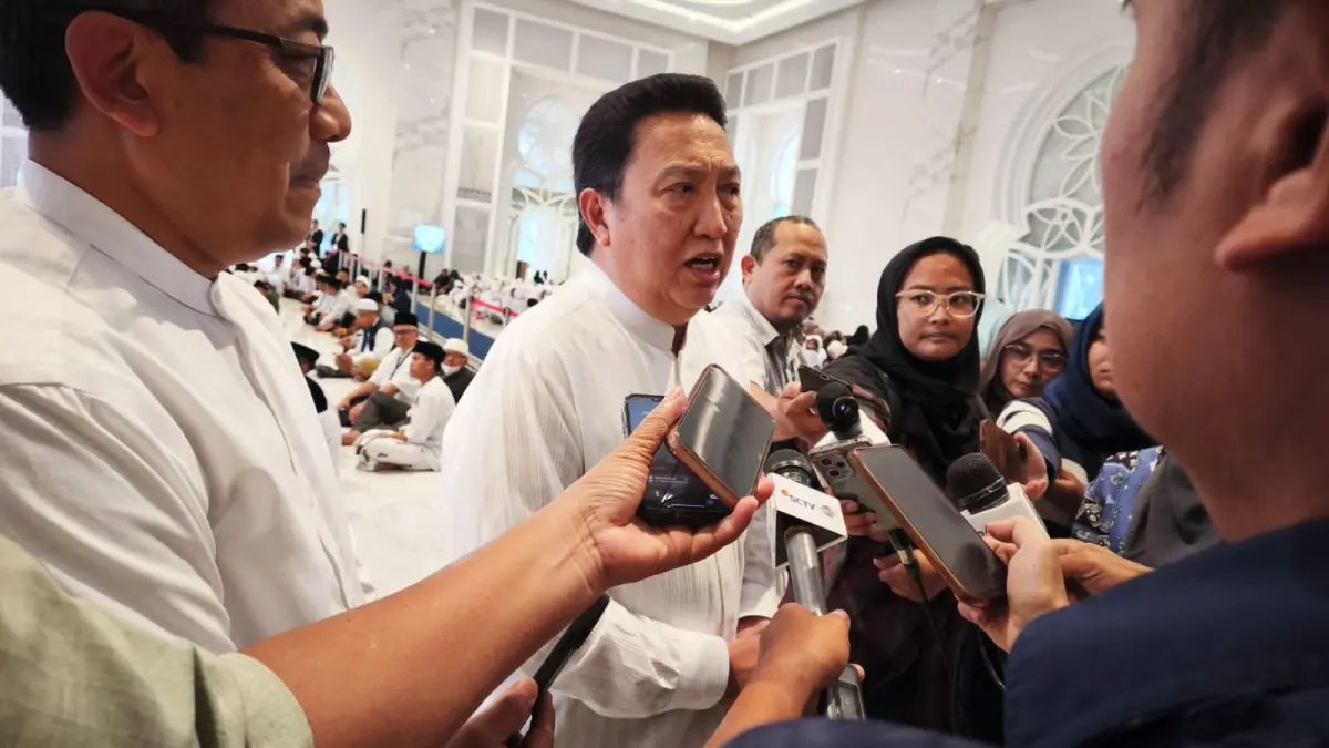 Boy Thohir usai memberikan santunan kepada anak yatim di Masjid At Thohir, Depok, Jawa Barat, Senin (16/3). (Nanda Prayoga/JawaPos.com) - Image