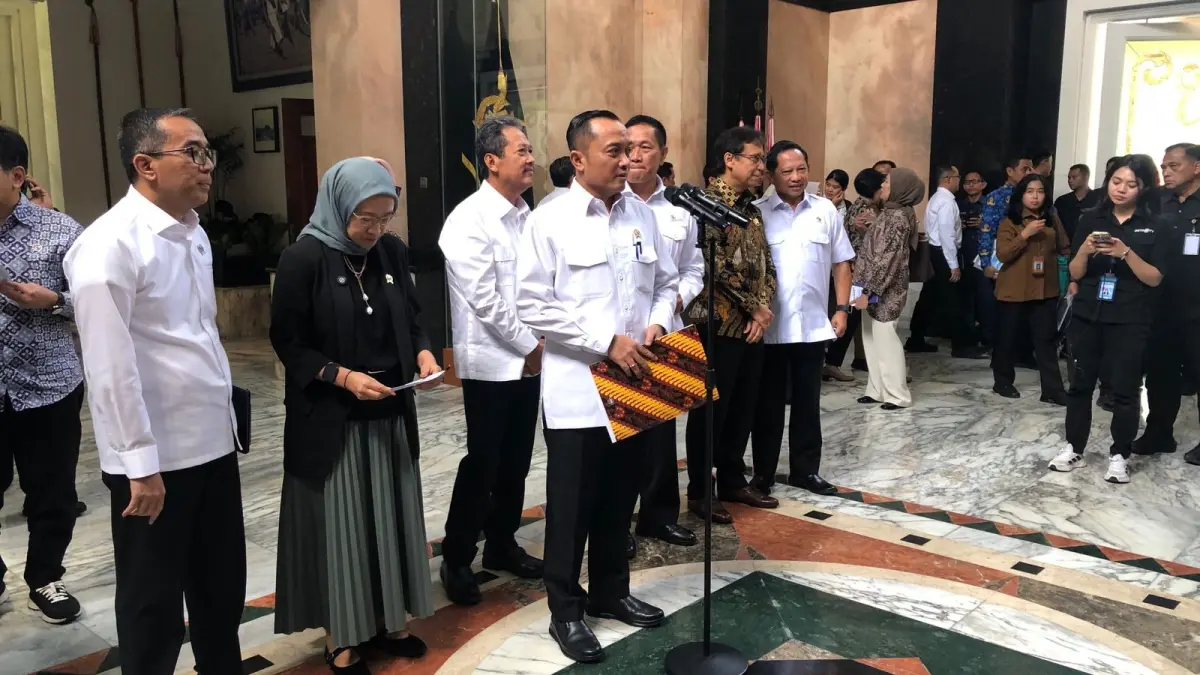 Mensesneg Prasetyo Hadi menyampaikan keterangan kepada awak media di Kantor Kemhan pada Selasa (17/3). (Sahrul Yunizar/JawaPos.com) - Image