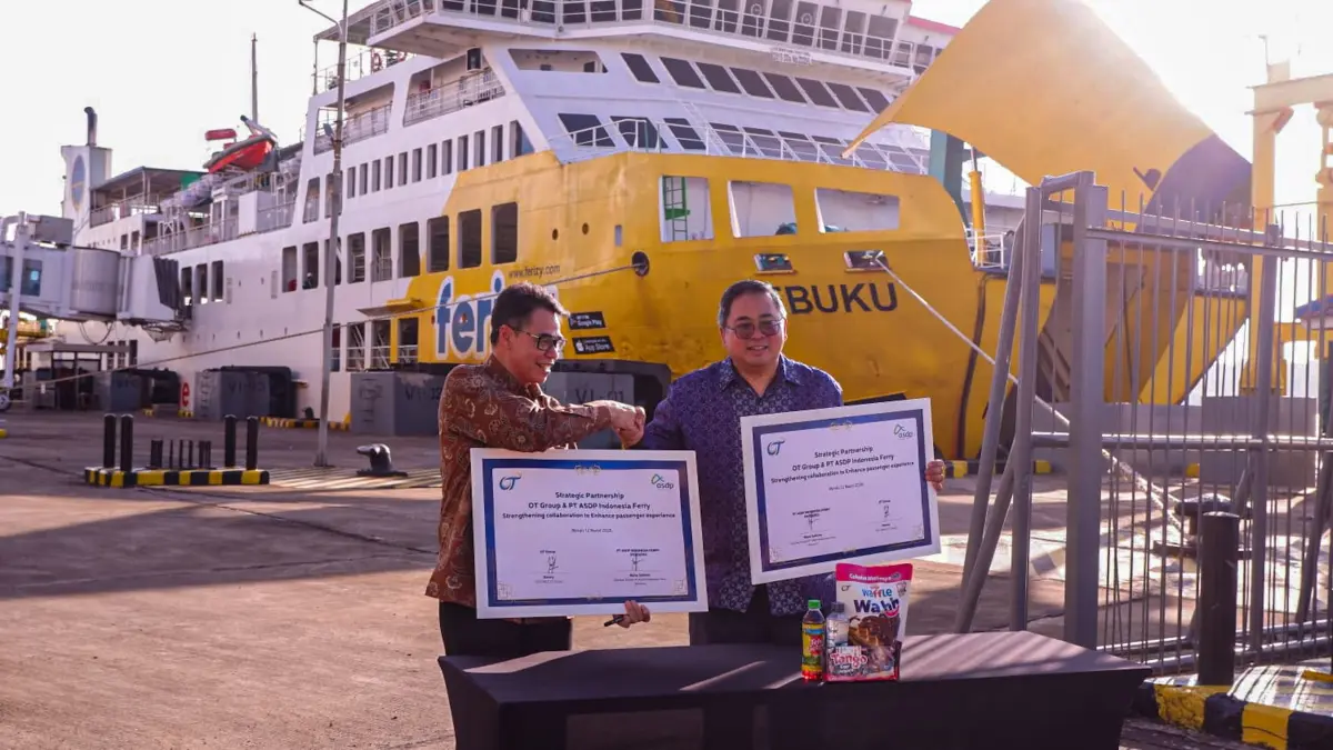 CEO FMCG OT Group Donny, bersama Direktur Teknik PT ASDP Indonesia Ferry (Persero) Nana Sutisna, didampingi jajaran manajemen OT Group dan PT ASDP Indonesia Ferry (Persero), dalam acara Strategic Partnership antara OT Group dan PT ASDP Indonesia Ferry (Pe
