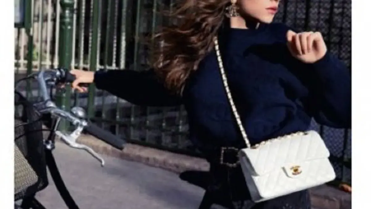 Iklan untuk kampanye terbaru tas 11.12 yang ikonik dari rumah mode Chanel. (ANTARA/Chanel/Inez-Vinoodh) - Image