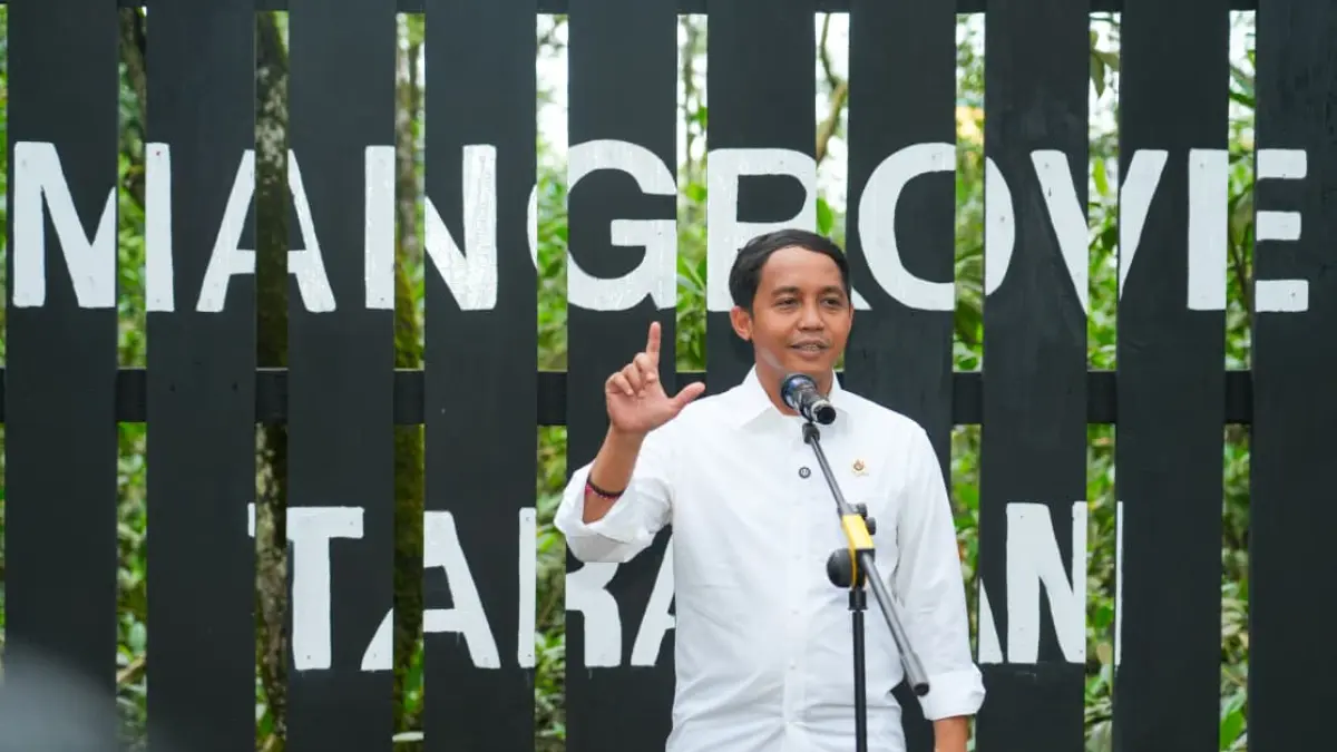 Menhut Raja Juli Antoni saat memberikan keterangan kepada awak media. Menjelang libur lebaran, dia meminta seluruh TN dan TWA bersiap menyambut masyarakat. (Kemenhut) - Image