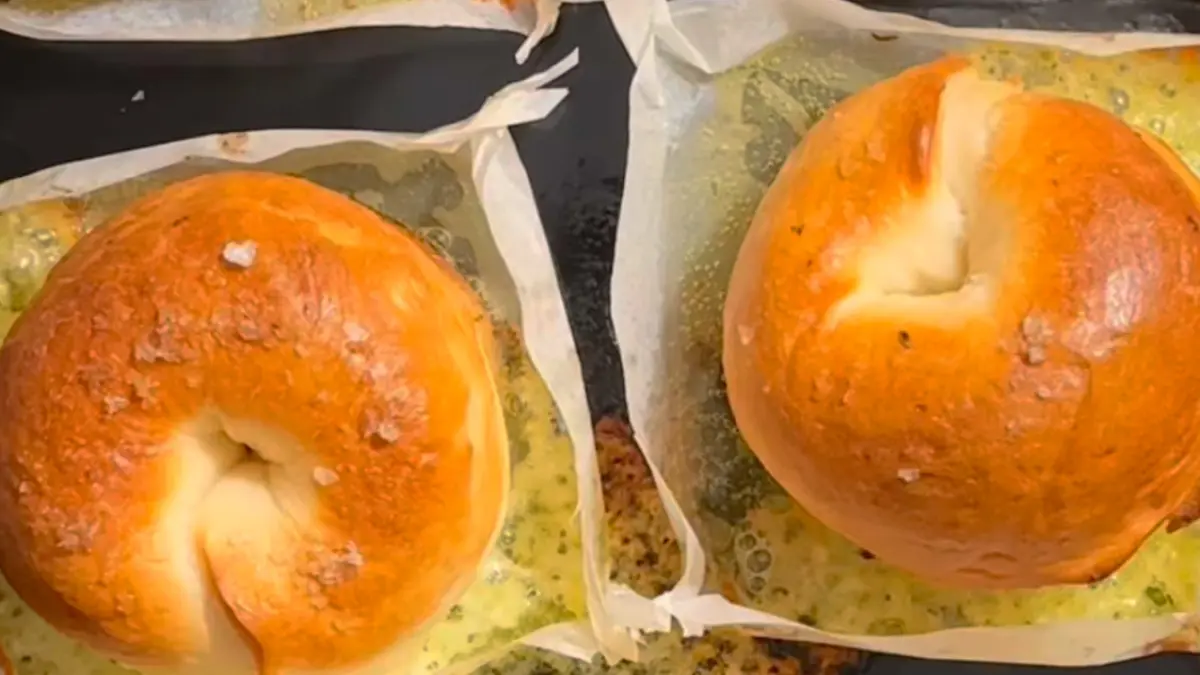 Potret garlic butter cheese bagels yang kenyal dan gurih. (Sumber: instagram.com/@umacooks_n) - Image