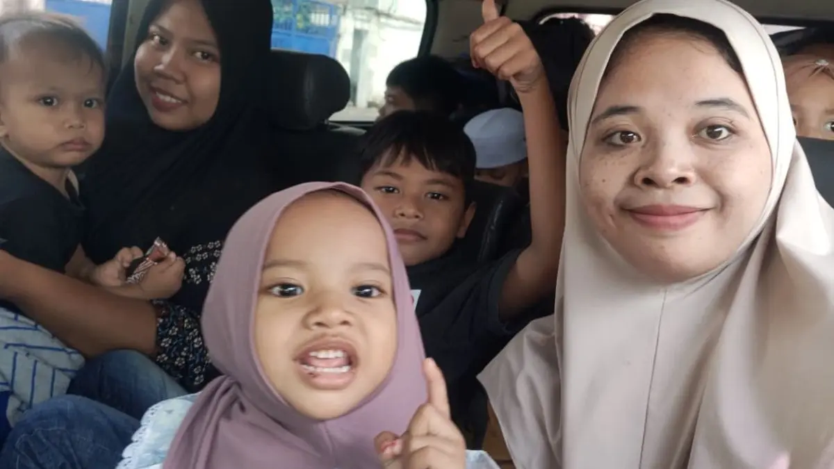Suasana perjalanan keluarga Dian Yulia saat melintasi Jembatan Suramadu menuju Madura di momen mudik Lebaran 2026. (Dian for JawaPos.com) - Image