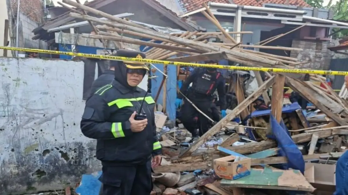 Polres Pekalongan lakukan olah tempat kejasian perkara atas kasus ledakan petasan di Kota Pekalongan, Sabtu (21/3). (Humas Polres Pekalongan Kota/Antara) - Image