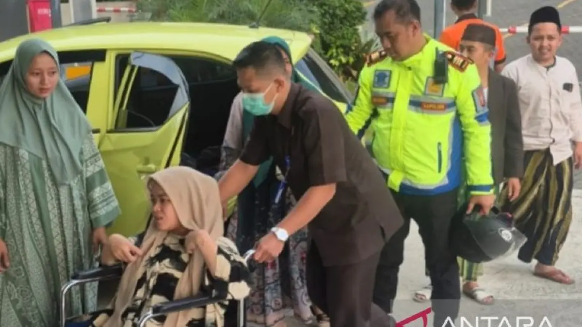 Kapolsek Ciawi AKP Dede Lesmana Jaya membawa ibu hamil ke RS Hermina, Ciawi, Kabupaten Bogor, Jawa Barat, Minggu (22/3/2026). (ANTARA/Polres Bogor) - Image