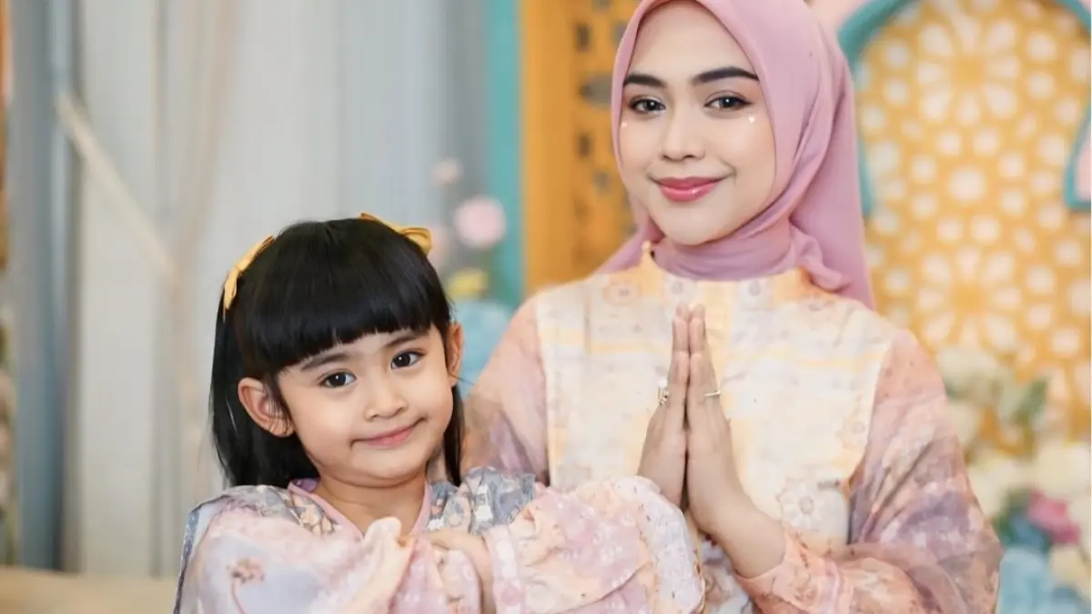 Momen lebaran Idul Fitri 2026 Ria Ricis bersama putri semata wayang, Moana. (Instagram: riaricis1795) - Image