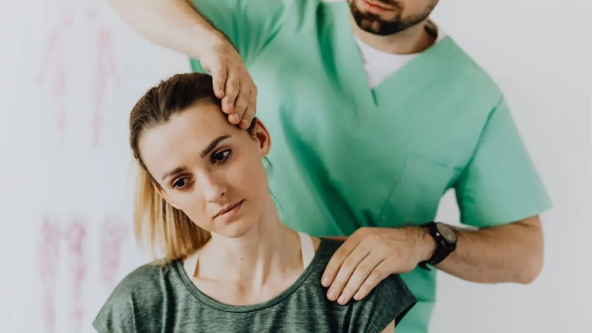 Ilustrasi wanita sedang melakukan terapi fisik dengan bantuan dokter (Pexels) - Image