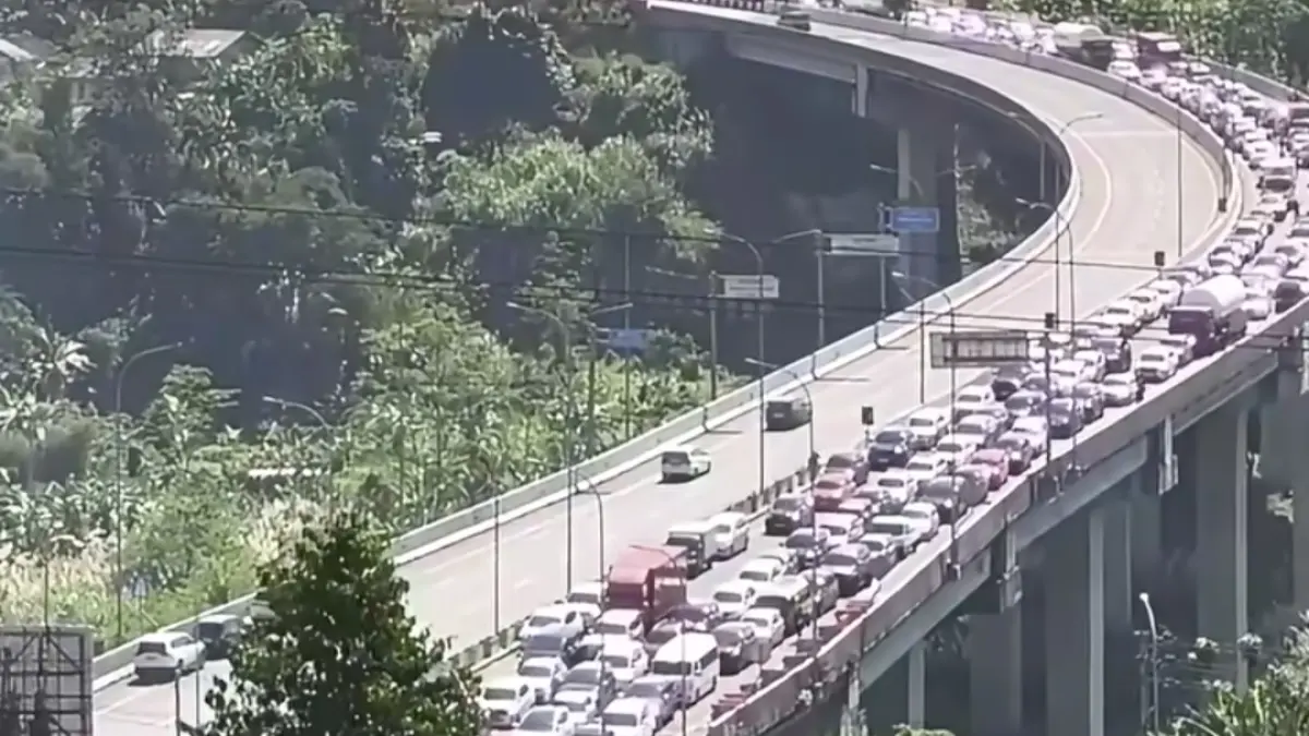 Kemacetan yang terjadi di exit Tol Parungkuda, Sukabumi. (Instagram: infojawabarat) - Image