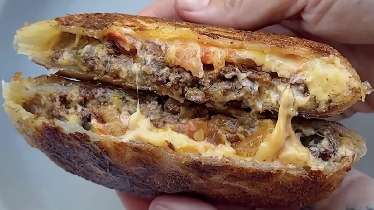 Potret Korean cheese pancake dengan isian keju lumer dan tekstur crispy. (Sumber: instagram.com/@vic_misla) - Image