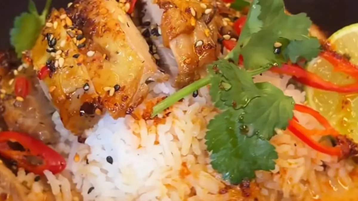 Potret Thai red curry chicken bowl dengan kuah creamy pedas. (Sumber: instagram.com/@chef_musti_) - Image