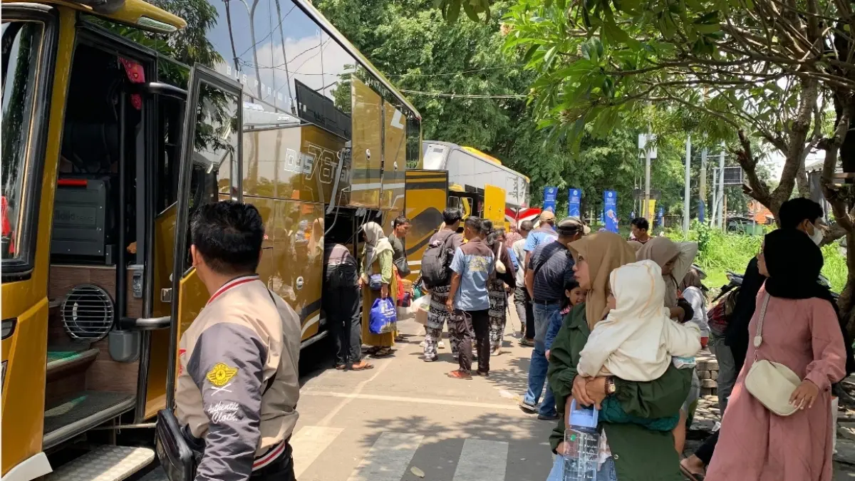 Ribuan penumpang memadati Terminal Purabaya pada puncak arus balik Lebaran 2026, Rabu (25/3). (Novia Herawati/JawaPos.com) - Image