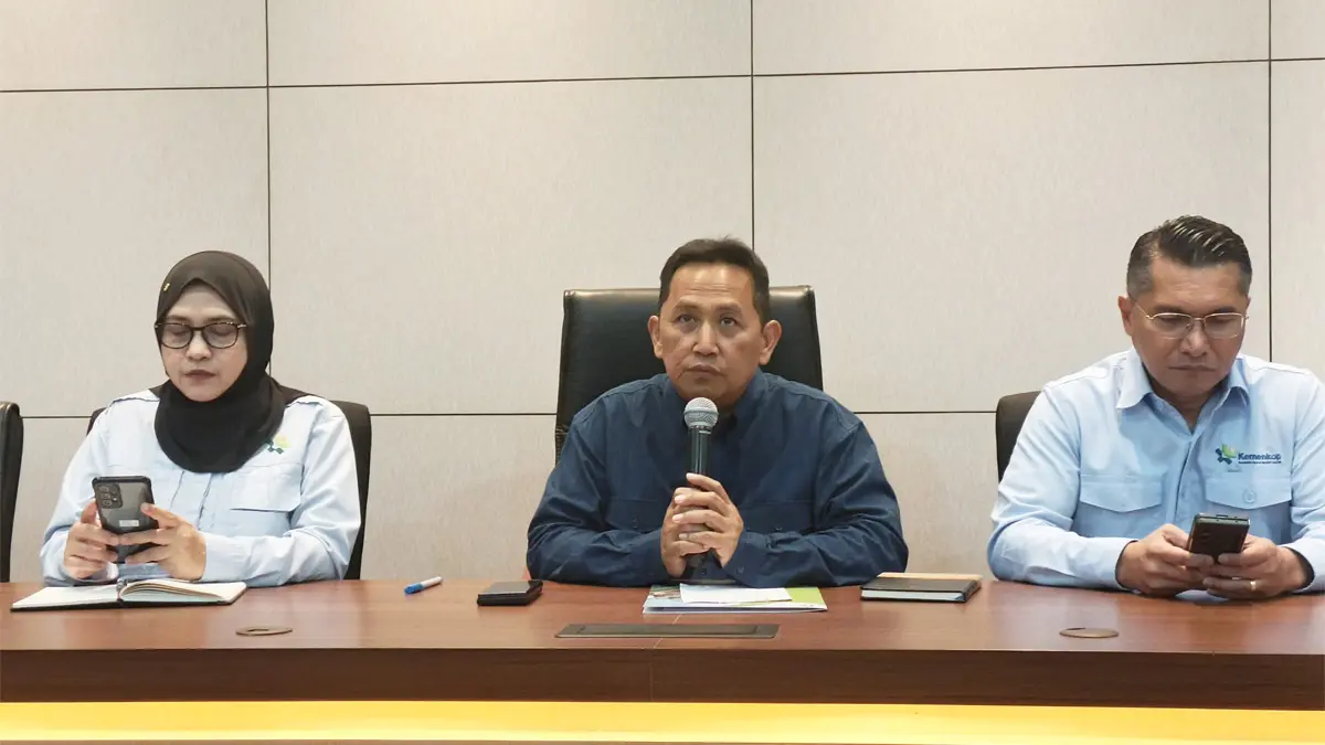 Sekretaris Kementerian Koperasi, Ahmad Zabadi, saat konferensi pers di Kantor Kemenkop, Rabu (25/3)/(Dimas Choirul/Jawapos.com) - Image