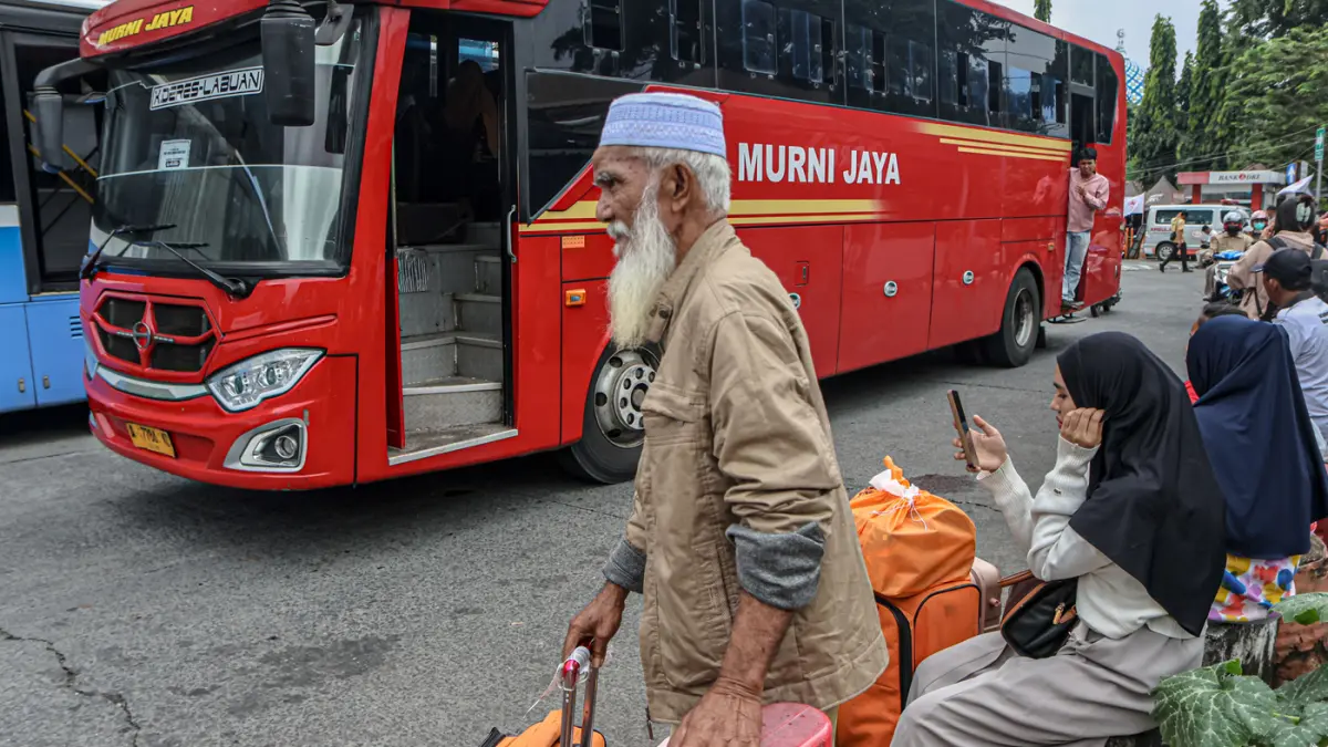 Sejumlah penumpang memadati area tunggu di Terminal Kalideres, Jakarta, Kamis (26/03/2026). (Hanung Hambara/Jawa Pos)