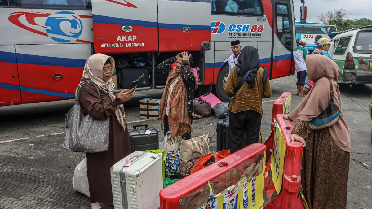 Sejumlah penumpang memadati area tunggu di Terminal Kalideres, Jakarta, Kamis (26/03/2026). (Hanung Hambara/Jawa Pos)