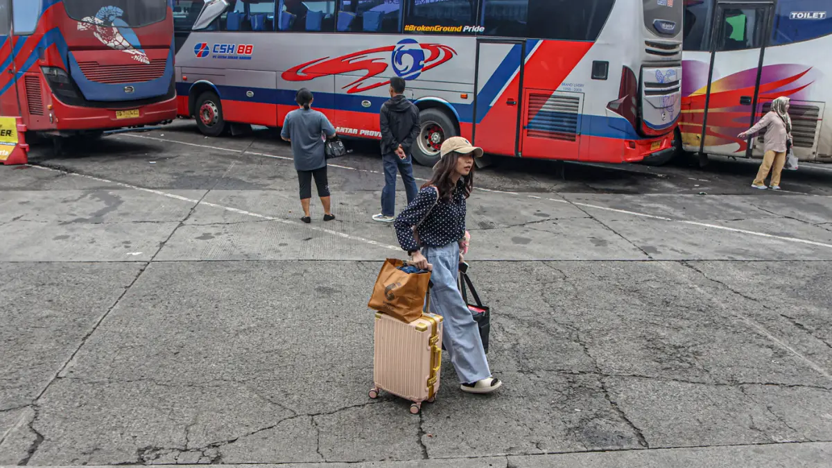Sejumlah penumpang memadati area tunggu di Terminal Kalideres, Jakarta, Kamis (26/03/2026). (Hanung Hambara/Jawa Pos)